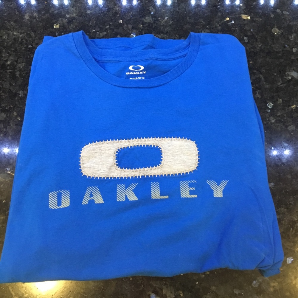 Oakley T-shirt